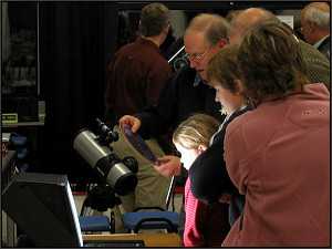 Colin demonstrates the use of a planisphere to a visiting family